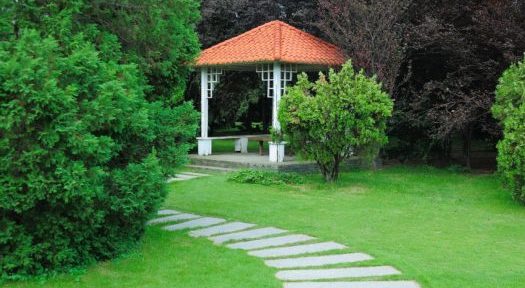 How to Choose between a Pergola and a Pavilion