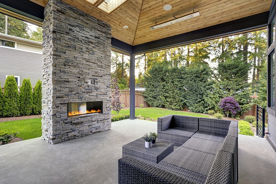 Fire Pit or Outdoor Fireplace: Which Works Better for Your Backyard?